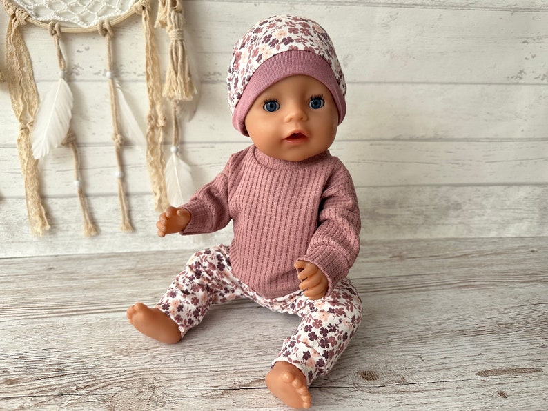 Puppenkleidung 43 cm Puppenpulli Hose Mütze Stirnband Blumen Mauve Puppenoutfit Babypuppe Baby re born Mädchenpuppe Puppenkleidung Paradies Bild 3