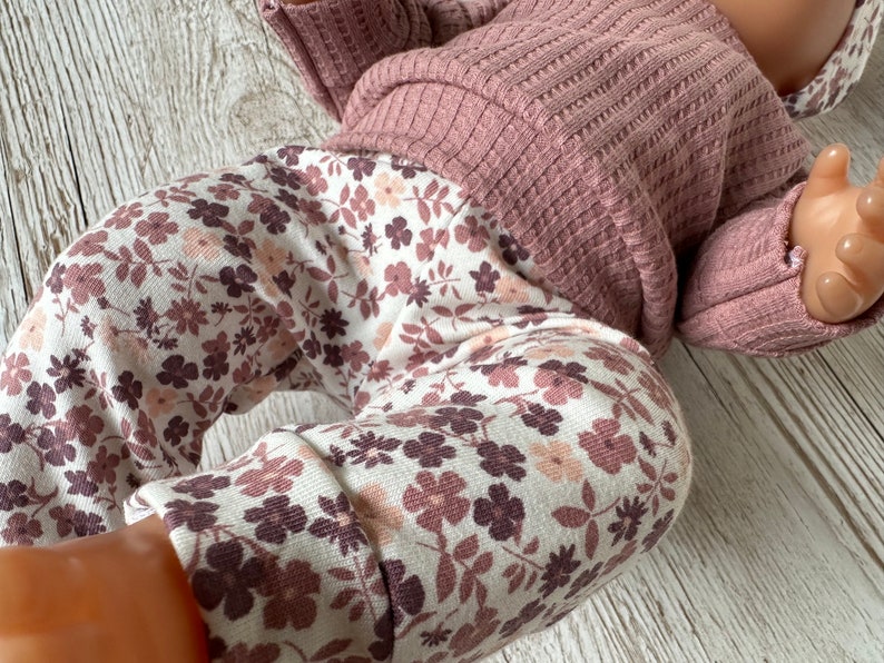 Puppenkleidung 43 cm Puppenpulli Hose Mütze Stirnband Blumen Mauve Puppenoutfit Babypuppe Baby re born Mädchenpuppe Puppenkleidung Paradies image 8