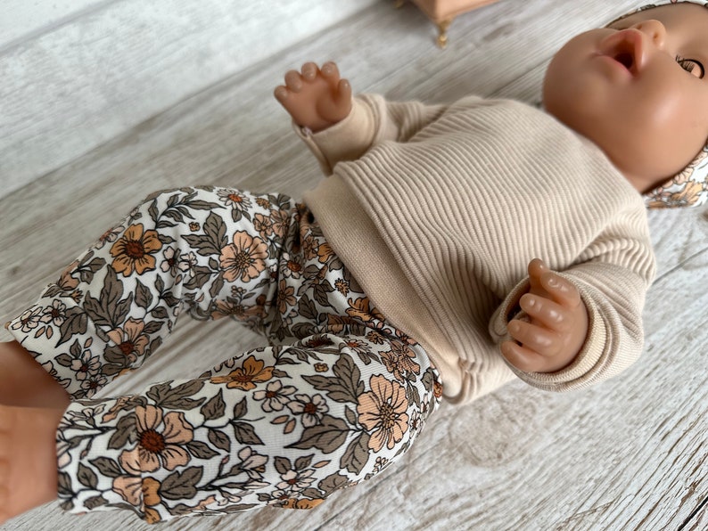 Puppenkleidung 43 cm Set Oberteil Hose Stirnband Beige Pulli Retro Blumen Puppenoutfit Babypuppe Baby re born Puppenkleidung Paradies Bild 5