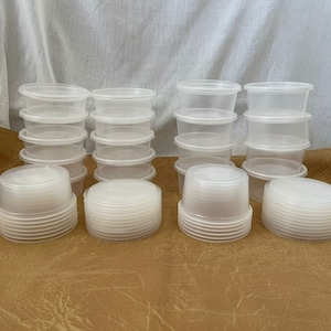 Puede incluir: Un conjunto de 10 recipientes de plástico transparente apilados en varios tamaños. Los recipientes son todos redondos y tienen bordes lisos. Están dispuestos en dos filas de cinco recipientes cada una.