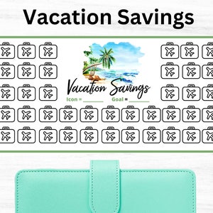 Może przedstawiać: Drukowany tracker oszczędności na wakacje z tropikalną sceną plażową. Tracker zawiera 42 ikony walizek z samolotami w środku. Tekst "Vacation Savings" znajduje się na górze trackera. Tekst "Icon =" i "Goal =" znajduje się pod sceną plażową.
