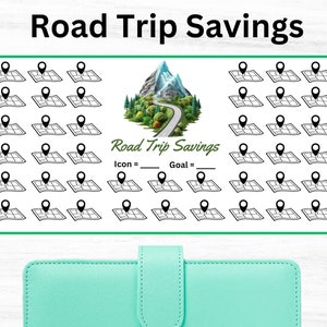 Op de afbeelding: Een printbare roadtrip-spaartracker met een berglandschap en 48 kaartsymbolen. De tekst luidt "Road Trip Savings" en "Icon = ____ Goal = ____".