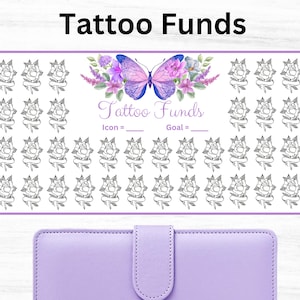 Op de afbeelding: Een printbare tattoo-spaarplanner met een bloemmotief met een paarse vlinder. De planner heeft 36 vakjes om in te kleuren terwijl je spaart voor je volgende tattoo. De tekst op de planner luidt "Tattoo Funds, Icon =, Goal =."