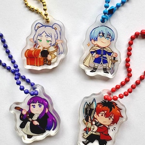 Può includere: Quattro ciondoli in acrilico trasparente con personaggi in stile anime e catenelle a palline colorate. Raffigurano un elfo dai capelli bianchi con un forziere, un guerriero dai capelli blu con spada, una figura dai capelli viola con bastone e un combattente rosso.