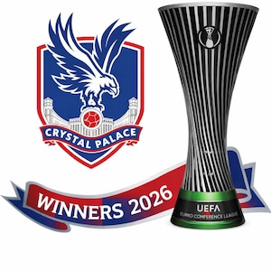 Może przedstawiać: Grafika przedstawiająca herb klubu piłkarskiego Crystal Palace z niebieską tarczą, białym orłem i czerwonymi akcentami, obok trofeum UEFA Europa Conference League oraz czerwony baner z białym napisem WINNERS 2026.