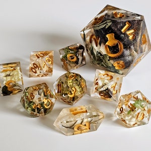 Wedding Flower Dice Set | Custom 20-Sided Dice Set | Dried Flower Dungeons and Dragons Dice Set | D4 -D20 Dice | Preserve Your Flowers