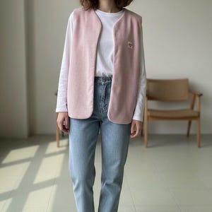 Rosa Musselin Wendeweste für Damen – Weste mit Herzstickerei & More Amore Patch, leichte Frühlingsweste