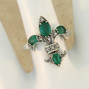 Anillo de filigrana con flor de lis de perla y esmeralda natural en tallas del 5 al 10 en plata de ley maciza 925 estilo antiguo n.º 591