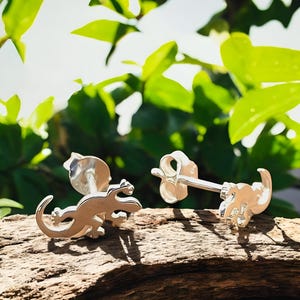 Tiny 925 Sterling Silver Lizard Stud Earrings, Dainty Gecko Push-Back Design, Stylish Animal-Themed Earrings for Any Occasion, 2029