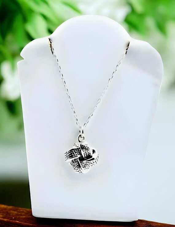 【新品/即発送】Llife KNOT PENDANT Love Knot Pendant Necklace in 925 Sterling Silver - Delicate
