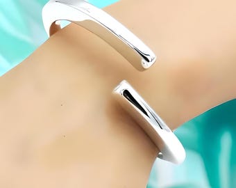 ◆HYERES LOR◆ [BYER] Silver (W) Twist Edge Bangle BH7B52707 Pandora Moments Silver Open Bangle - 596477-2 - Jacob Time Inc