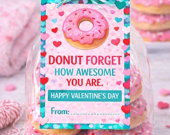 Può includere: Un sacchetto di cellophane trasparente, legato con spago turchese, contenente ciambelle rosa glassate. Un'etichetta regalo di San Valentino presenta una grafica di ciambella rosa e il testo "DONUT FORGET HOW AWESOME YOU ARE. HAPPY VALENTINE'S DAY."