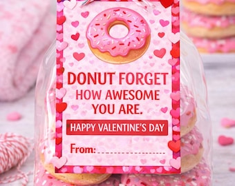 Può includere: Un sacchetto di cellophane trasparente legato con spago rosa, pieno di ciambelle glassate rosa. Un'etichetta regalo di San Valentino recita "DONUT FORGET HOW AWESOME YOU ARE. HAPPY VALENTINE'S DAY."