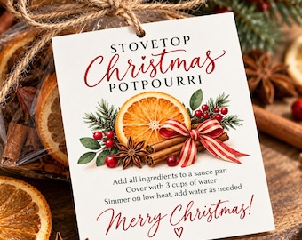 Può includere: Un sacchetto di plastica trasparente contenente fette di arancia essiccate e spezie, con un'etichetta bianca che riporta il testo STOVETOP Christmas POTPOURRI, istruzioni per 3 tazze d'acqua e Merry Christmas, decorato con arancia, bacche e nastro.