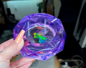 Cenicero de resina holográfica transparente con patrón de gemas y portabaratijas