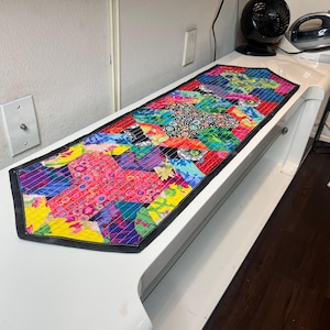 キルティングテーブルランナー – ハンドメイド エッシャーパターン – カフェ・ファセット パッチワークテーブルトッパー – 40インチ x 11.5インチ カラフルなホームデコレーション/一点物