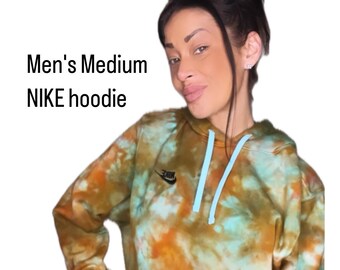 Moletom Nike Club Fleece masculino tingido à mão nas cores verde e laranja - Estampa tie-dye exclusiva / TAMANHO M MASCULINO / detergente profissional para roupas incluso (30ml)