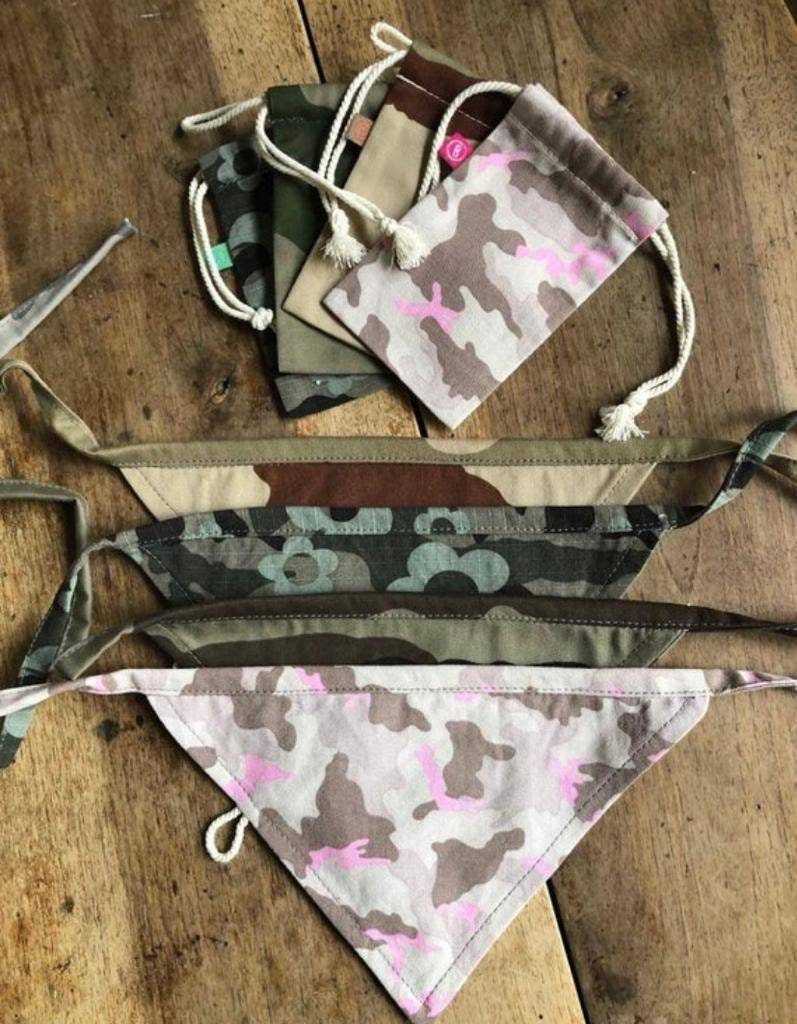 Bandana Pour Animaux et Son Pochon à Friandise