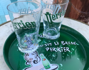 zestaw 2 szklanek PERRIER i 1 taca reklamowa „Take the PERRIER break”, klasyczny francuski bar bistro