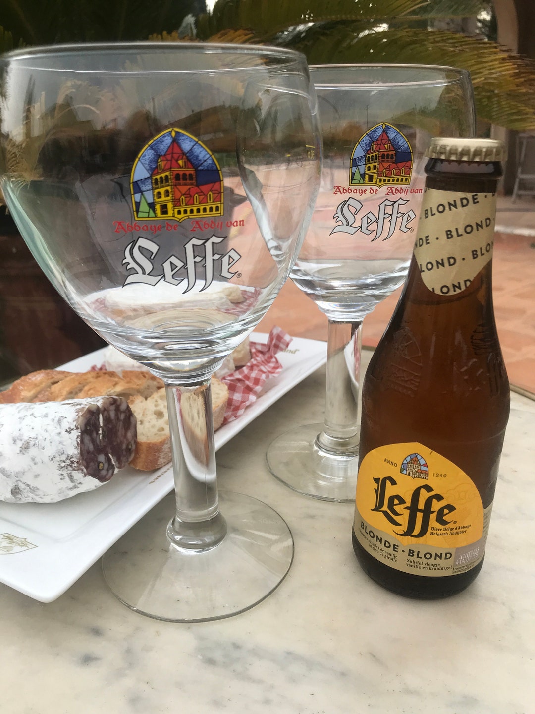 2 Glazen Voor Het Beroemde Abdijbier Van Leffe, Leffe Belgisch Bier 2 Glazen Voor Het Beroemde Abdijbier Van Leffe, Leffe Belgisch Bier