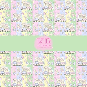 Peut inclure: Un motif répétitif de nounours aux couleurs pastel, portant des oreilles de lapin et des robes. Le motif comprend des œufs de Pâques et une bannière verte avec le texte "KR Kirsty Barlow Sublimation Design."