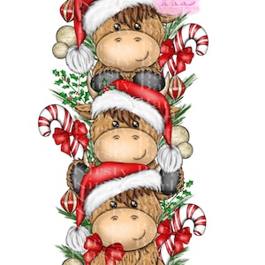 Puede incluir: Una ilustración navideña caprichosa con tres vacas de las Tierras Altas apiladas, cada una con un gorro de Papá Noel. El diseño incluye bastones de caramelo, adornos y acebo, todo sobre un fondo blanco. Las vacas tienen pelaje marrón y están sonriendo.