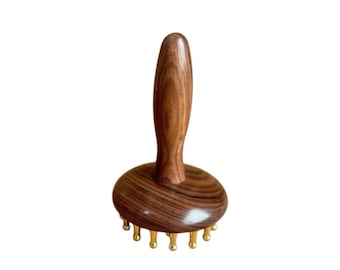 Massageroller aus Holz mit bronzefarbenen Noppen. Körperbürste.