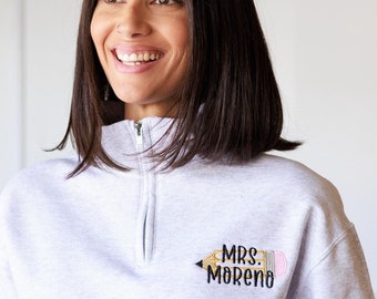 Sudadera con cremallera de un cuarto personalizada para maestras - Monograma de lápiz para maestra - Bordado personalizado - Agradecimiento a la maestra - Nuevo regalo para ella