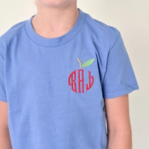 Camiseta bordada com monograma da Apple - Camiseta com nome personalizado para crianças - Camiseta de volta às aulas - Camiseta bordada personalizada - Volta às aulas