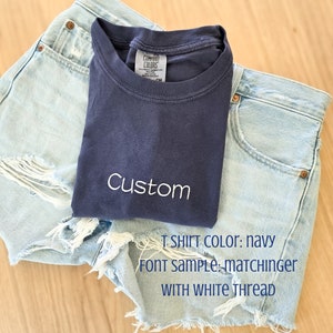 Camiseta personalizada bordada com texto em cores confortáveis - Nome da empresa - Camiseta personalizada - Roupas bordadas