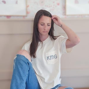 Camiseta com fonte bordada Shadow Monogram Comfort Colors - Camiseta com bolso monogramado - Iniciais personalizadas - Iniciais Shadow - Roupas bordadas