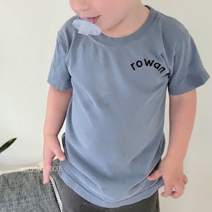 Camiseta bordada para niños y jóvenes de Comfort Colors, con apodo, bordada personalizada, con nombre curvo, para niños pequeños, personalizada, para la vuelta al cole.