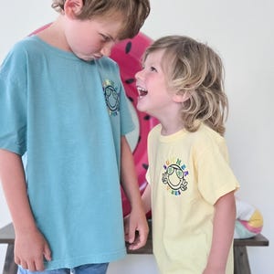 Camiseta bordada con colores cómodos para niños - Camiseta con estilo veraniego - Camisa de verano para niños - Cara sonriente - Retro - Salidas escolares - Estilo playero - Estilo vacacional