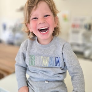 Felpa personalizzata ricamata per bambini piccoli - Nome con contorno a blocchi - Maglione per ragazzi - Girocollo personalizzato - Felpa ricamata per ragazzi - Maglione personalizzato per bambini
