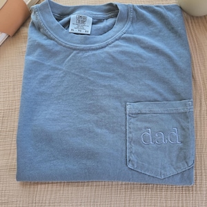 Camiseta bordada com cores confortáveis para o pai - Camiseta com bolso e monograma - Presente para o pai - Novo pai - Dia dos pais - Roupas bordadas