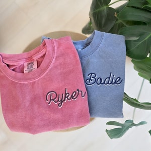 Camiseta bordada para niños y jóvenes Comfort Colors - Personalizada - Camiseta con nombre curvo - Camiseta bordada para niños pequeños - Personalizada - Regreso a clases