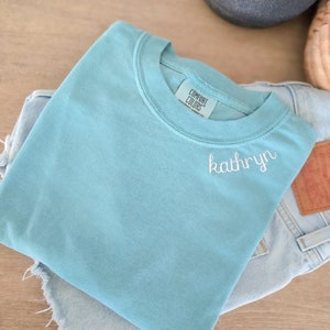 Camiseta com decote personalizado, bordado, cores confortáveis, texto, nome da empresa, camiseta personalizada, roupas bordadas