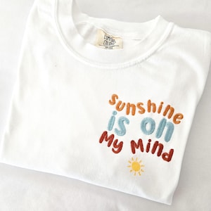 Camiseta Sunshine is on my mind - Camiseta Comfort Colors - Camiseta de verão - Camiseta Sun - Camiseta com design ondulado