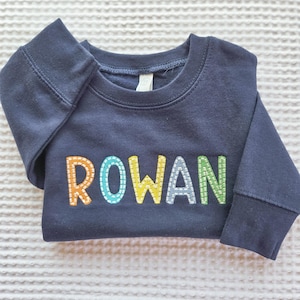 Felpa personalizzata ricamata per bambini piccoli - Nome con contorno a blocchi - Maglione per ragazzi - Girocollo personalizzato - Felpa ricamata per ragazzi - Maglione personalizzato per bambini