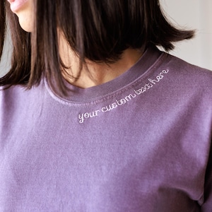 Camiseta personalizada bordada com texto em cores confortáveis - Nome da empresa - Camiseta personalizada - Roupas bordadas