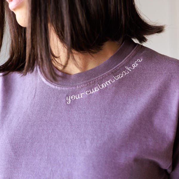 Op maat geborduurd comfortkleuren tekst T-shirt-bedrijfsnaam-gepersonaliseerde T-shirt geborduurde kleding