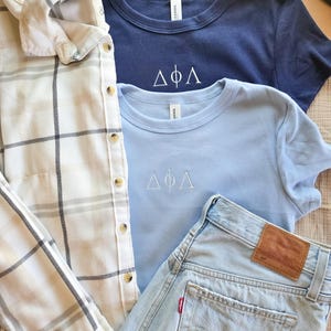 Camiseta bordada con letras griegas para bebé - Top corto para adulto - Top corto personalizado - Top Y2K personalizado - Camiseta linda de verano - Camiseta retro de los años 2000