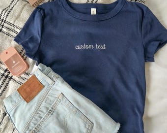Camiseta de bebé bordada a medida - Top corto para adulto - Top corto personalizado - Top Y2K personalizado - Camiseta de verano adorable - Camiseta retro de los años 2000