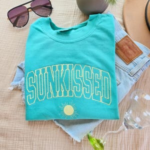 Camiseta Sunshine is on my mind - Camiseta Comfort Colors - Camiseta de verão - Camiseta Sun - Camiseta com design ondulado