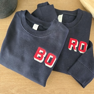 シャドーモノグラム刺繍入り幼児用スウェットシャツ - モノグラムセーター - 幼児用ニュートラルセーター - 刺繍ネーム - パーソナライズ - キッズイニシャル
