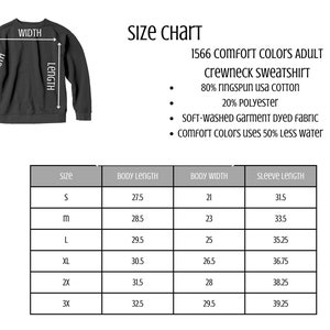 Pu&ograve; includere: Tabella delle taglie per una felpa girocollo Comfort Colors da adulto. La tabella include le misure di lunghezza del corpo, larghezza del corpo e lunghezza delle maniche in cm per le taglie dalla S alla 3XL. La felpa &egrave; realizzata in 80% cotone USA ringspun e 20% poliestere.