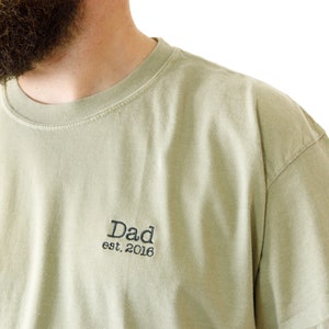 T-shirt ricamata con colori comfort "Dad Established" - Maglietta per la festa del papà - Maglietta per papà - Regalo per la festa del papà - Maglietta tinta in capo - Regalo per lui