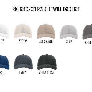K&ouml;nnte beinhalten: Eine Sammlung von acht Richardson Peach Twill Dad Hats in einer Rasteransicht. Die Farben umfassen Wei&szlig;, Stein, Dunkelkhaki, Grau, Anthrazit, K&ouml;nigsblau, Marineblau und Armeegr&uuml;n. Jeder Hut hat einen gebogenen Schirm und eine strukturierte Krone.