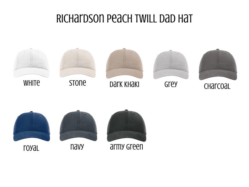 K&ouml;nnte beinhalten: Eine Sammlung von acht Richardson Peach Twill Dad Hats in einer Rasteransicht. Die Farben umfassen Wei&szlig;, Stein, Dunkelkhaki, Grau, Anthrazit, K&ouml;nigsblau, Marineblau und Armeegr&uuml;n. Jeder Hut hat einen gebogenen Schirm und eine strukturierte Krone.