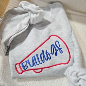 Aangepaste teamnaam megafoon geborduurd sweatshirt-game dag trui-universiteit team-ronde hals-trendy boog-cheer-cadeau voor haar
